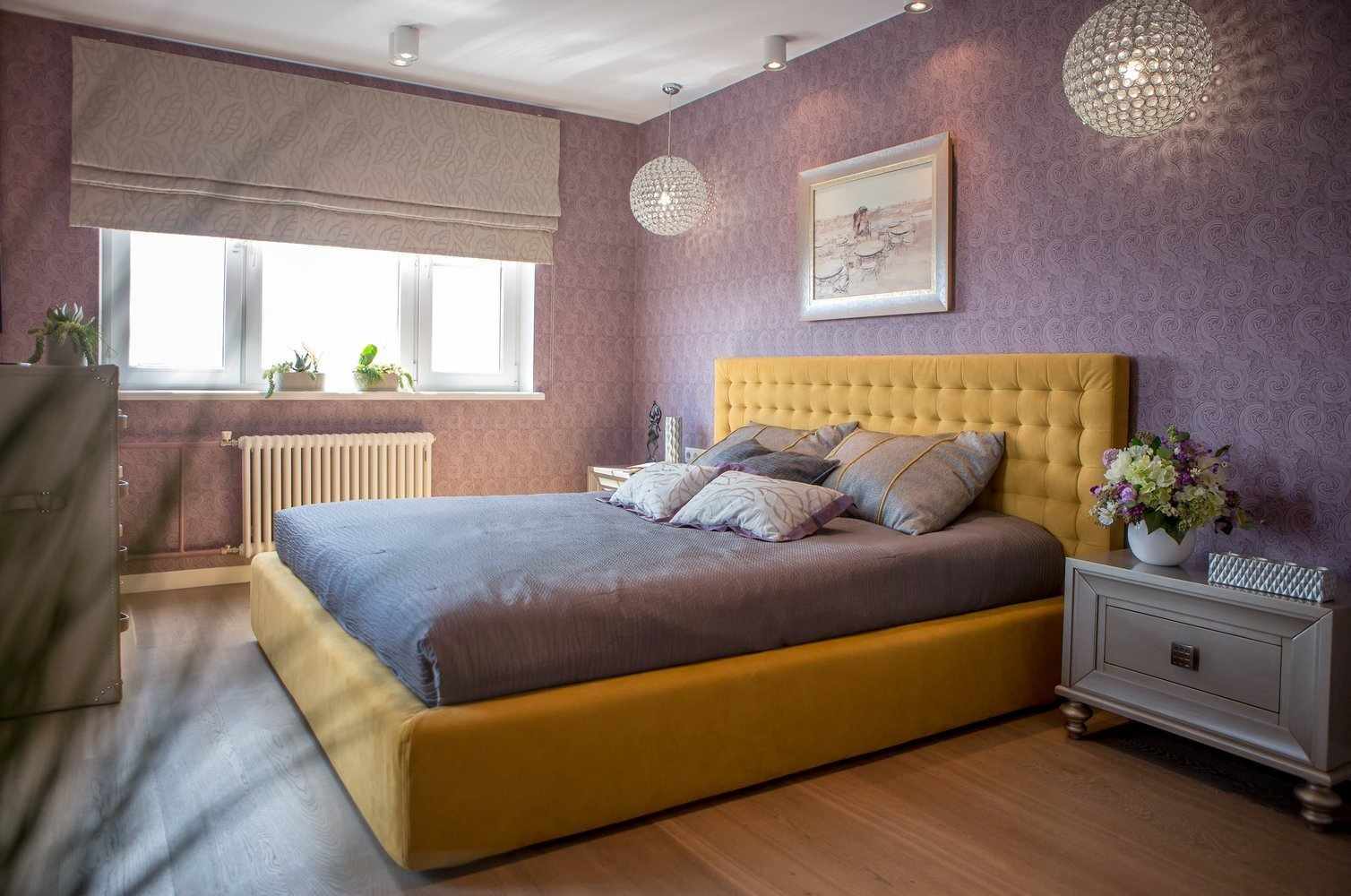 Желтая кровать в фиолетовом интерьере