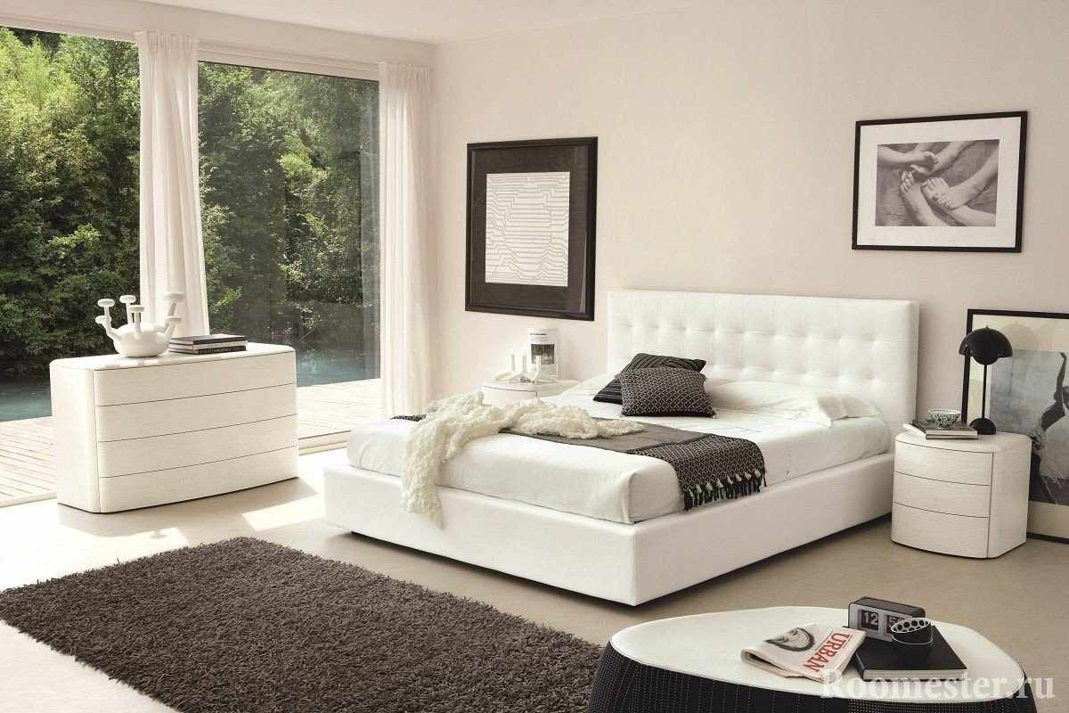 Белые кровать, комод и тумбочка в спальне
