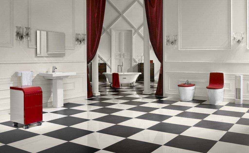 Интерьер ванной с шахматным полом из плитки
