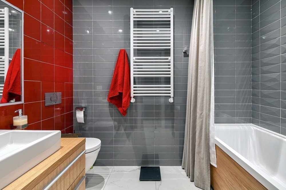 Красно-серые стены в ванной
