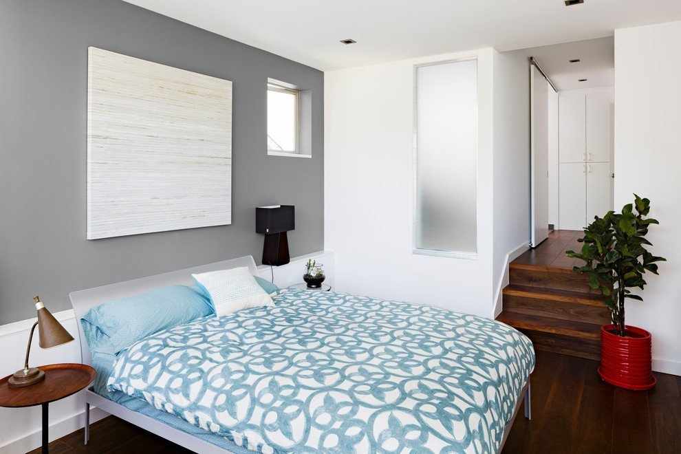 Голубое постельное белье и серые стены в спальне