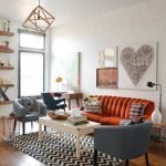 Оранжевый диван и серые кресла