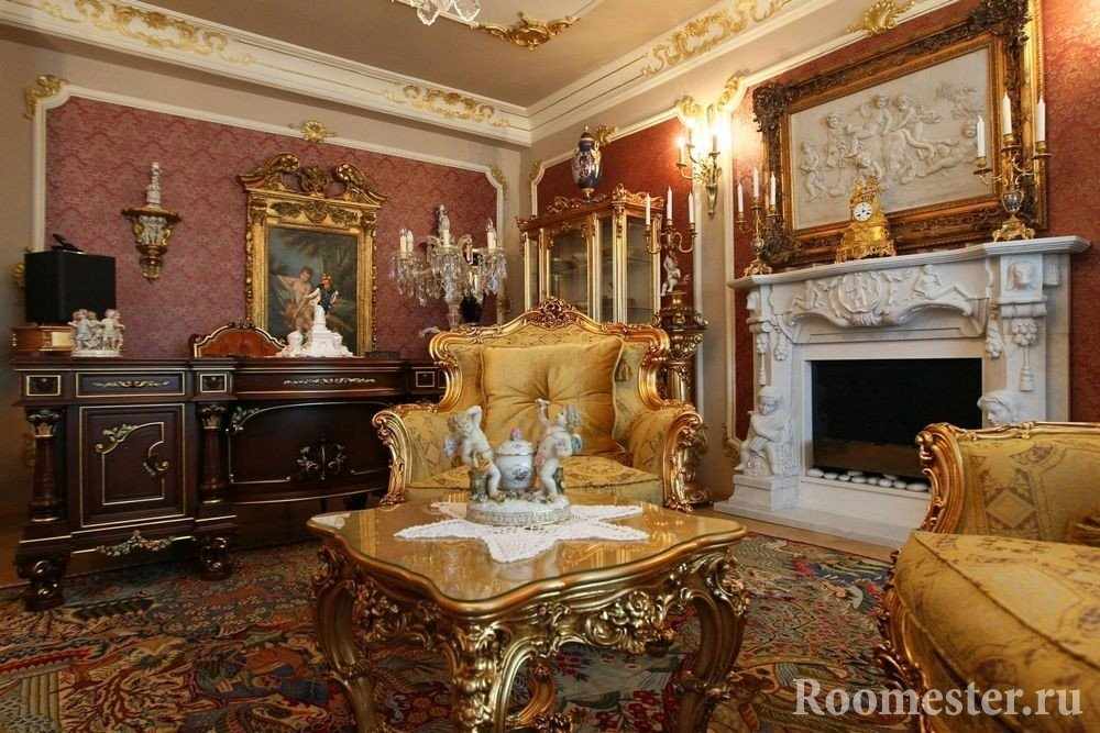 Зал с мебелью и декором золотистого цвета