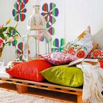 Разноцветные подушки на поддонах в комнате