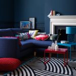 Сине-красная мебель в синем интерьере