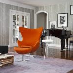 Оранжевое кресло в строгом интерьере