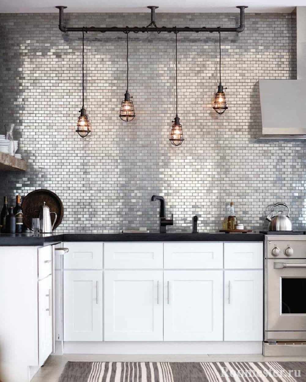 Кухня в стиле гранж с фартуком серебряного цвета и ретро светильниками над рабочей зоной