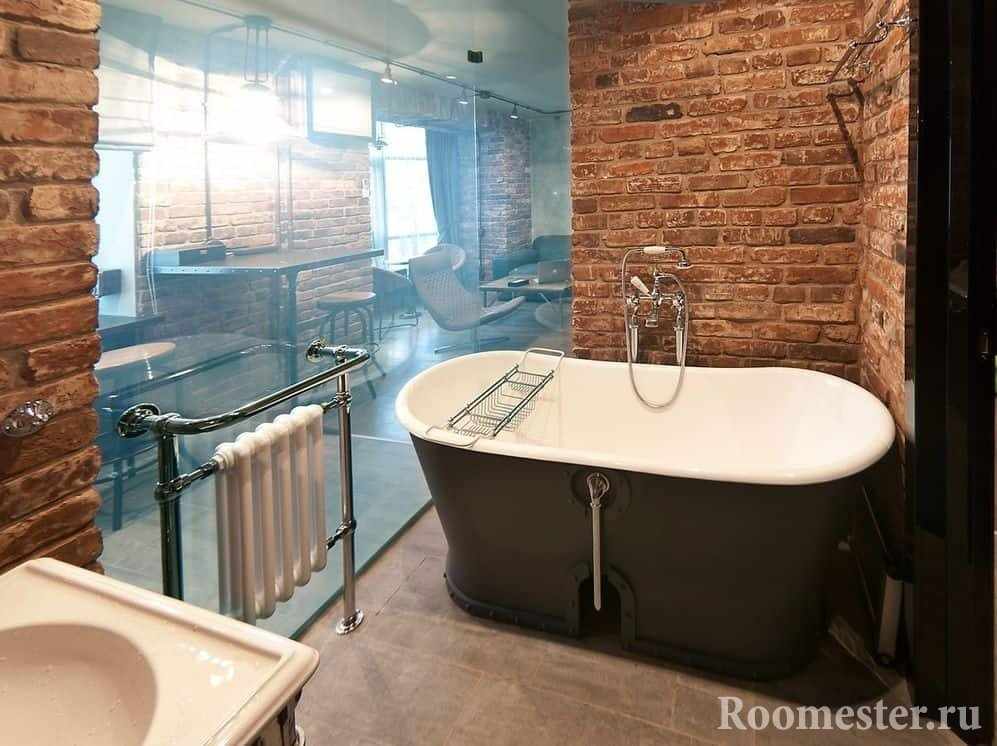 Роскошная ванная комната со стеклянной стеной в стиле гранж