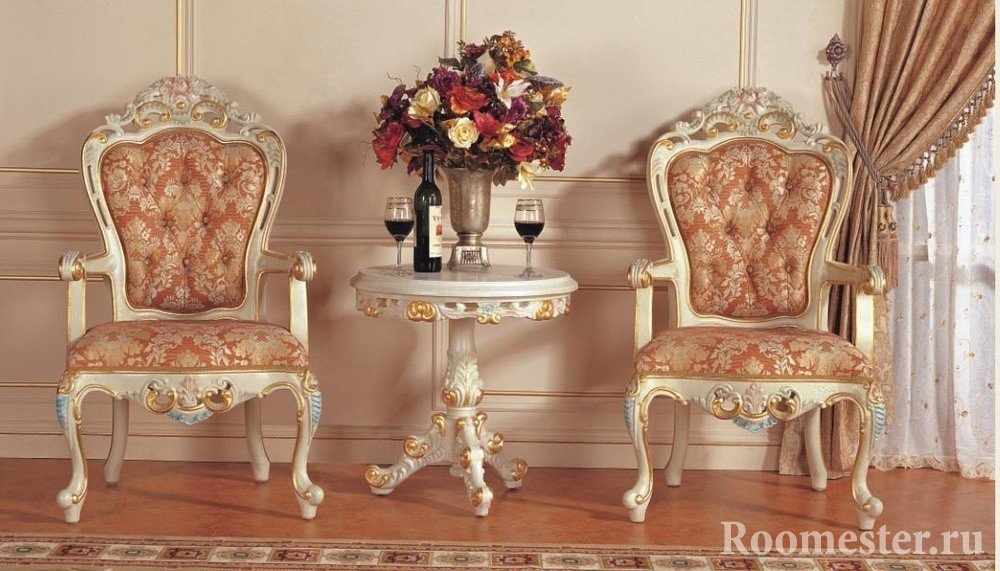 Вино на столике и шикарные кресла