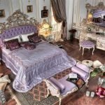 Спальня со старинной мебелью и подушками на полу