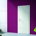 Сочетание фиолетовой стены и белой двери