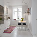 Цветной половик на белом полу кухни