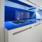 Белая кухонная мебель с синим фартуком