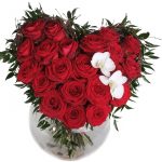 Оригинальный букет из красных роз с парой белых цветков