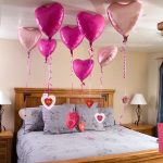 Спальня с валентинками и шарами