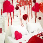Спальня с шарами и валентинками 