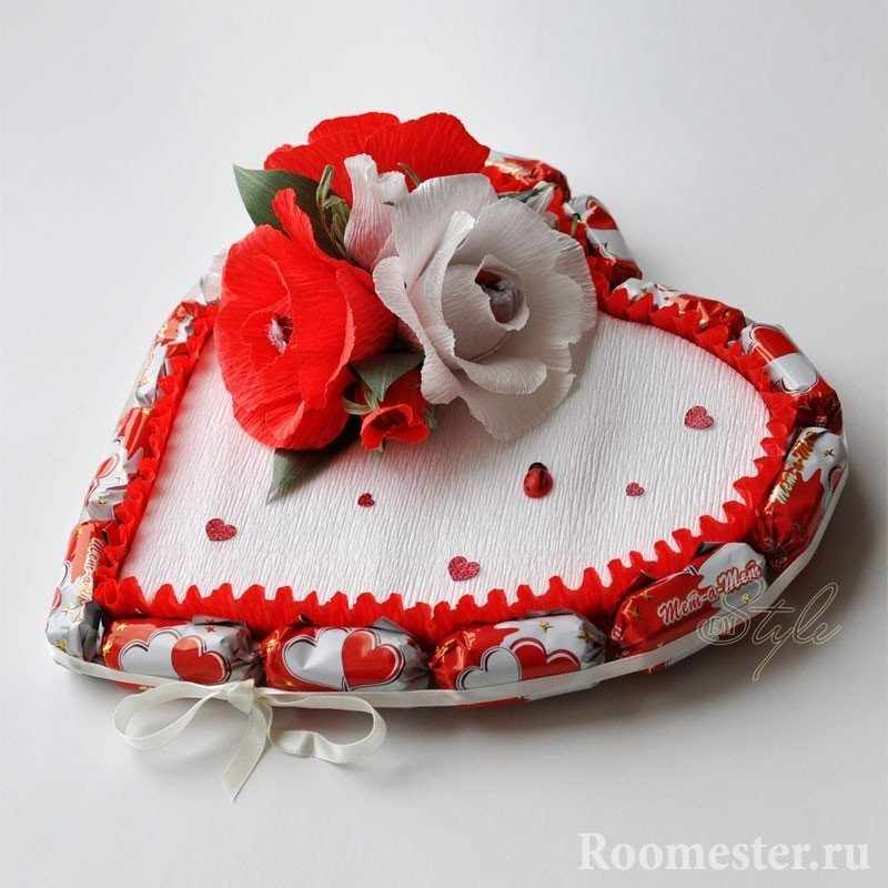 Сердце из конфет с бумажными розами