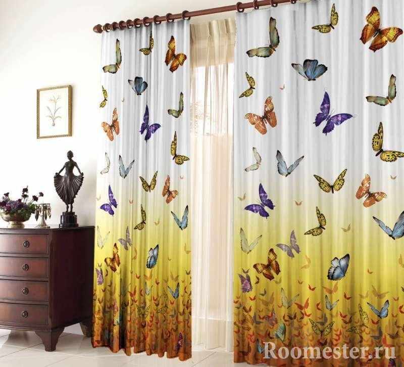 Занавески с бабочками в комнате