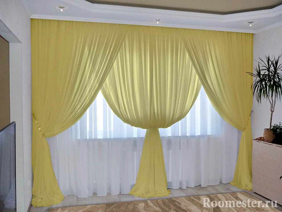 Желтые шторы и белый тюль в комнате