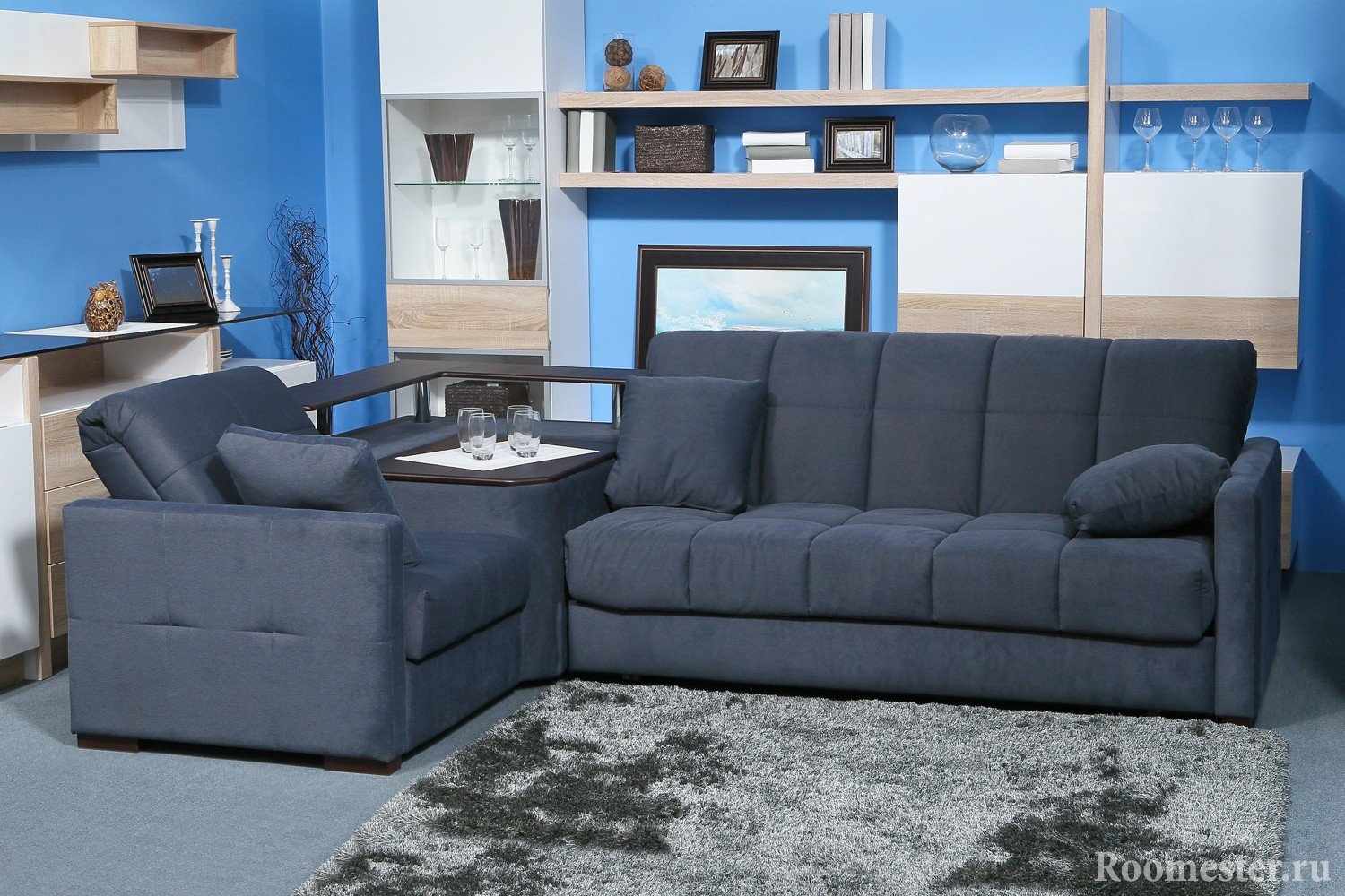 Серый диван в синей комнате
