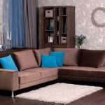Голубые и коричневые подушки на диване