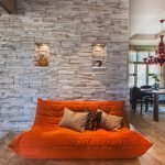 Интерьер с оранжевым диваном