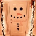 Снеговик на двери