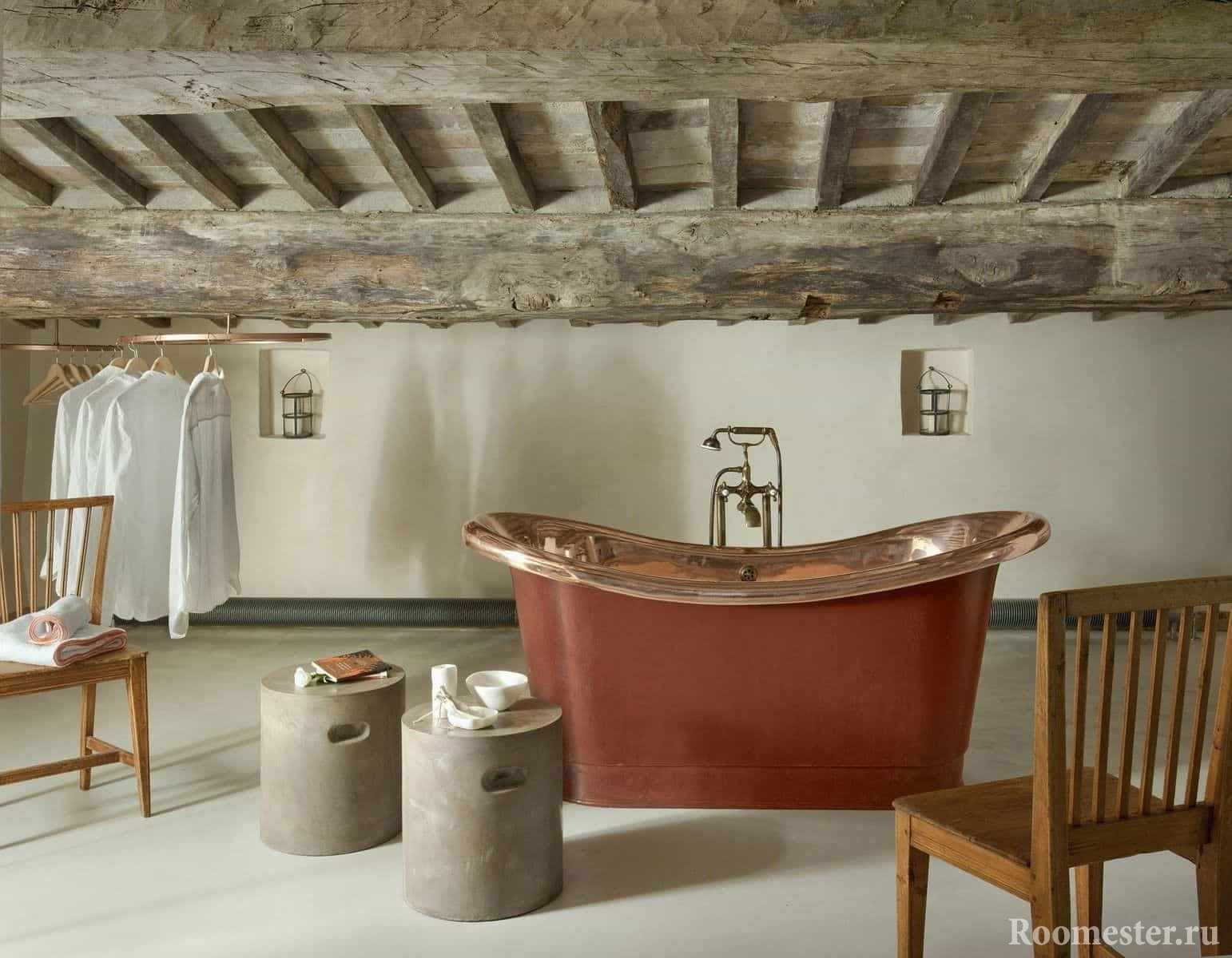 Потолок из деревянных балок в ванной