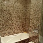 Мозаичная раскладка в ванной