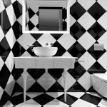 Черно-белые квадраты на полу и стенах