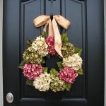 Праздничный венок на дверь из весенних цветов