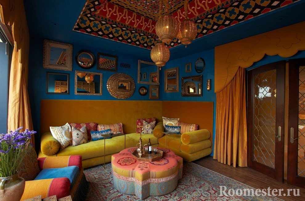 Желтый диван в комнате с синими стенами