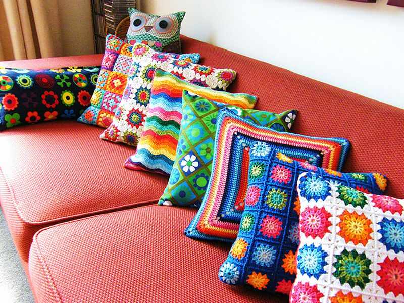 Вязанные подушки на диване