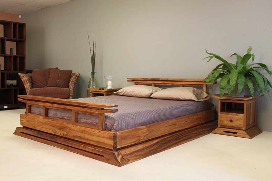 Кровать и тумбочки из дерева