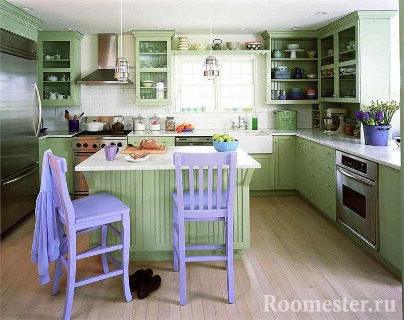 Сочетание зеленого и фиолетового в кухне