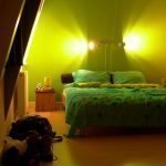 Сочетание зеленого с желтым в интерьере спальни
