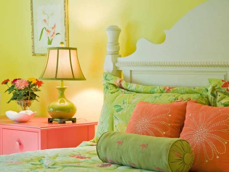 Сочетание зеленого с другими цветами в интерьере спальни