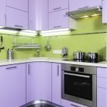 Дизайн маленькой зелено-фиолетовой кухни