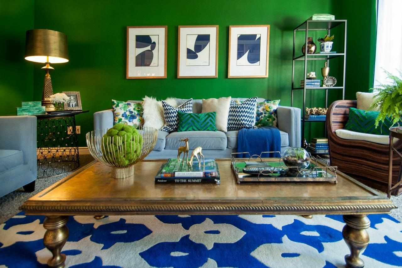 Синий ковер в зеленой гостиной