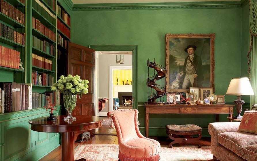 Оформление комнаты с зелеными обоями в классическом стиле