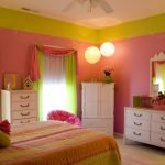 Спальня в зелено-розовых тонах