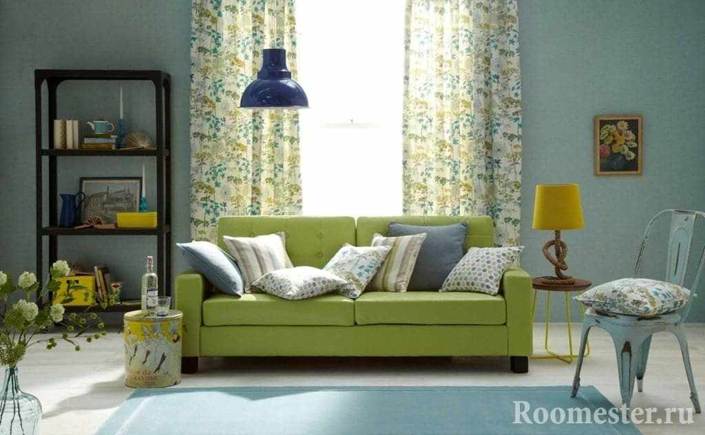 Гостиная в голубом цвете с зеленым диваном