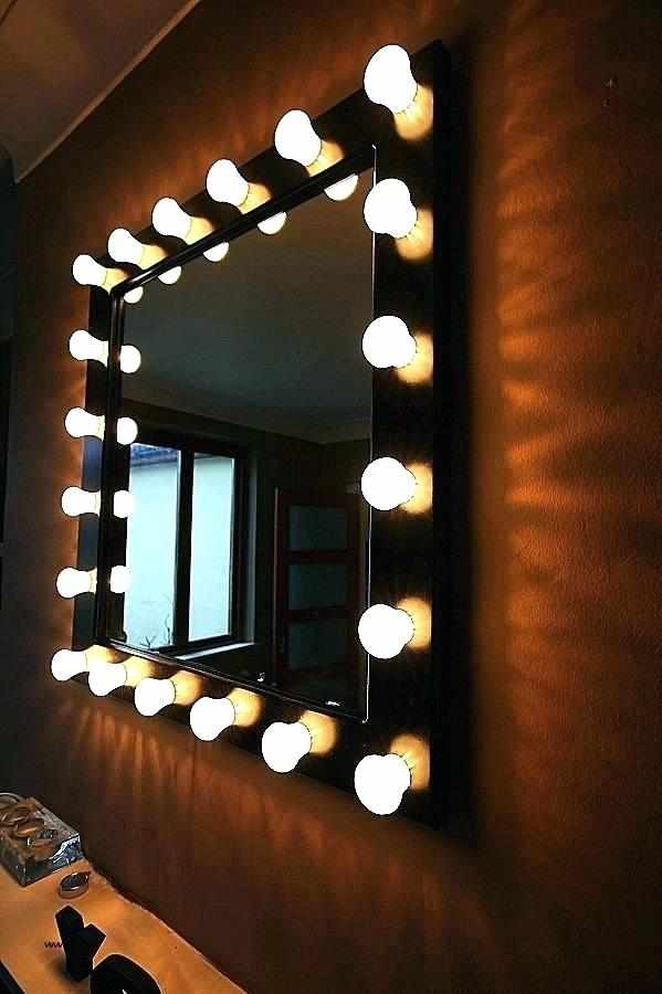 Квадратное зеркало с лампочками