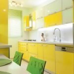 Кухонная мебель с белыми и желтыми фасадами