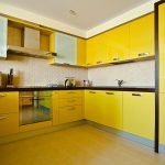 Желтый холодильник на кухне
