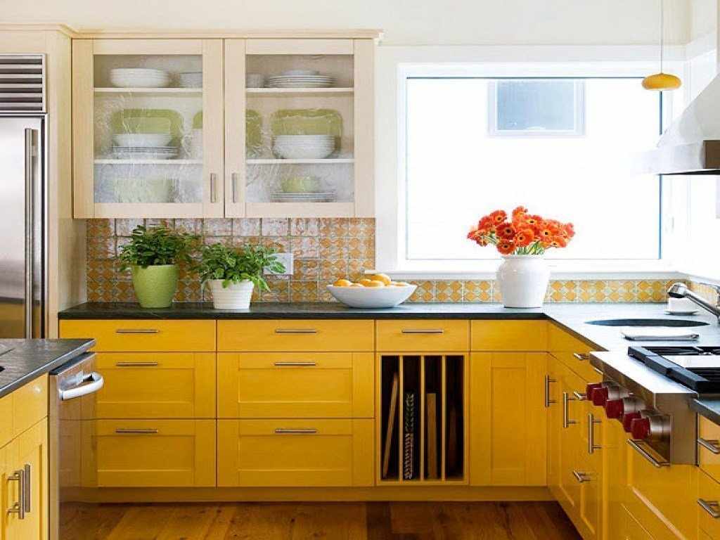 Кухонная мебель с желтыми фасадами