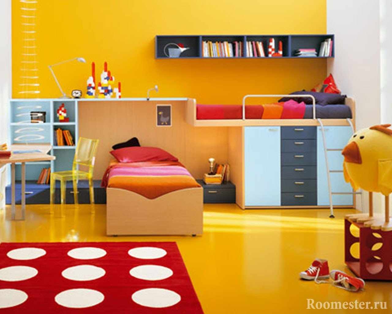Яркая желтая детская с красными элементами декора