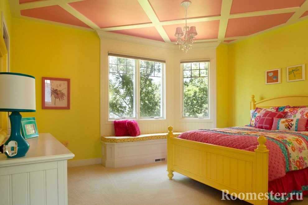 Желтые стены и розовый потолок