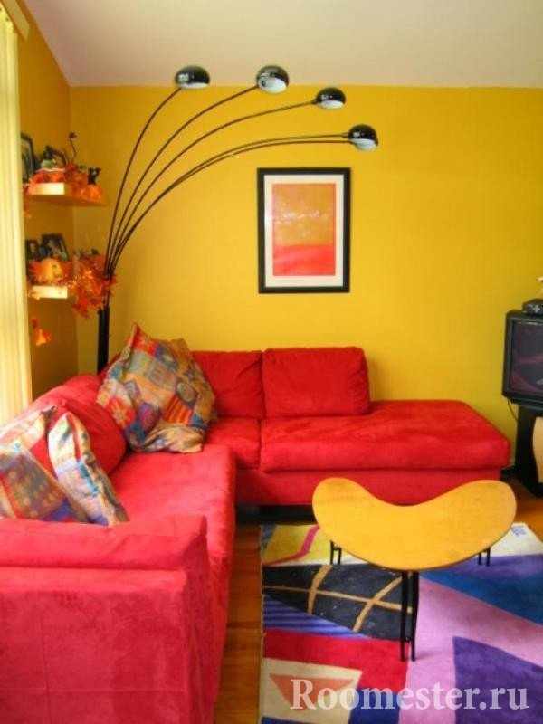 Красный диван в желтой гостиной