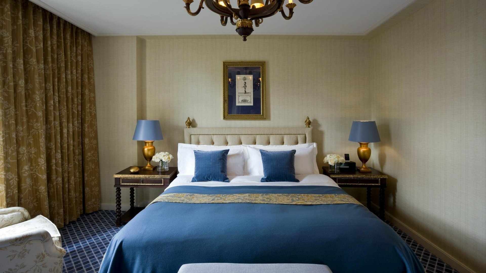 Синие и золотые оттенки в интерьере спальни